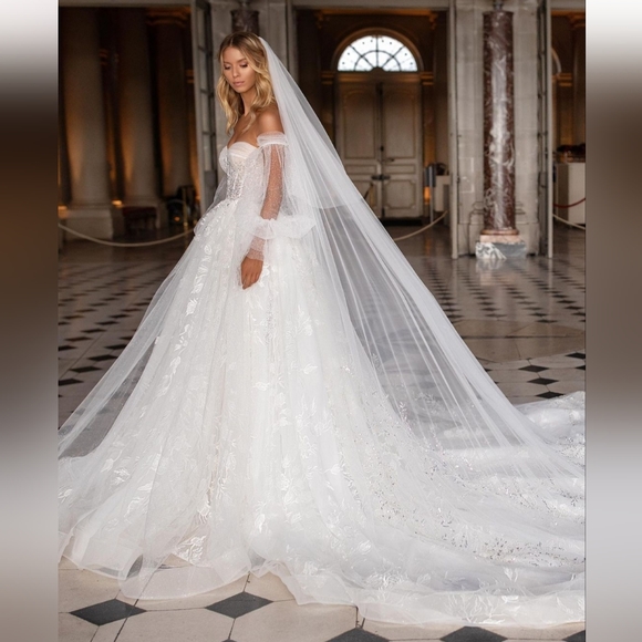 WEDDING DRESS - Picture 7 of 8